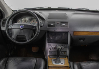 Подержанный автомобиль Volvo XC90 2005 года (13 фото)