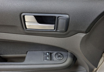 Подержанный автомобиль Ford Focus Sedan 2006 года (17 фото)