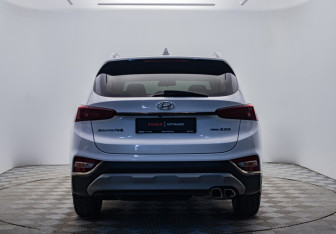 Подержанный автомобиль Hyundai Santa Fe 2019 года (4 фото)