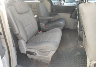 Подержанный автомобиль Chrysler Town & Country 2010 года (10 фото)