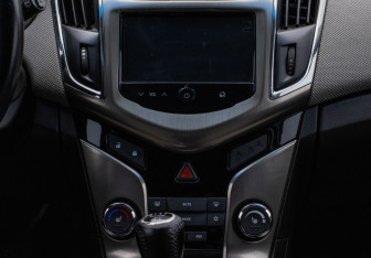 Подержанный автомобиль Chevrolet Cruze Hatchback 2013 года (14 фото)