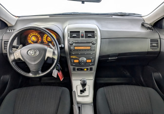 Подержанный автомобиль Toyota Corolla Sedan 2008 года (14 фото)