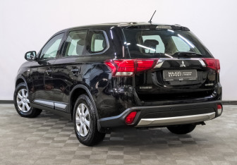 Подержанный автомобиль Mitsubishi Outlander 2016 года (7 фото)