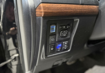 Подержанный автомобиль Toyota Land Cruiser Prado 2011 года (18 фото)