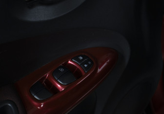 Подержанный автомобиль Nissan Juke 2012 года (17 фото)