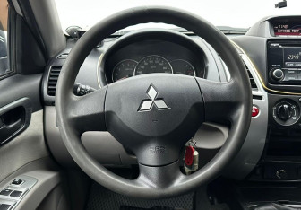 Подержанный автомобиль Mitsubishi Pajero Sport 2014 года (12 фото)