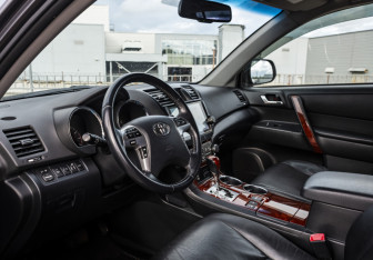 Подержанный автомобиль Toyota Highlander 2011 года (9 фото)