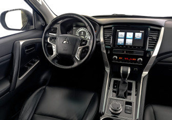 Подержанный автомобиль Mitsubishi Montero Sport 2023 года (27 фото)