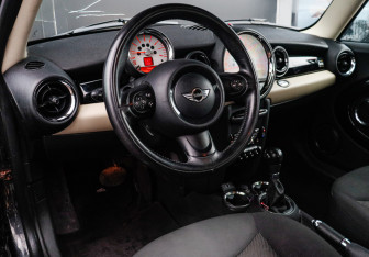 Подержанный автомобиль MINI Hatch 2013 года (9 фото)