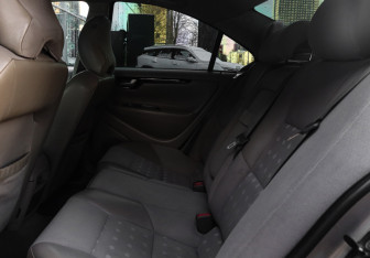 Подержанный автомобиль Volvo S60 2002 года (10 фото)