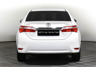 Подержанный автомобиль Toyota Corolla Sedan 2015 года (6 фото)
