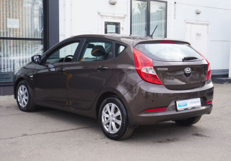 Подержанный автомобиль Hyundai Solaris Hatchback 2015 года (7 фото)