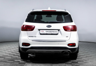 Подержанный автомобиль Kia Sorento 2018 года (6 фото)