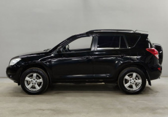 Подержанный автомобиль Toyota RAV4 2006 года (8 фото)