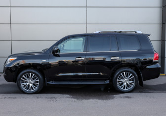 Подержанный автомобиль Lexus LX 2008 года (8 фото)
