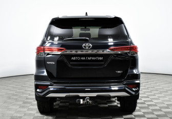 Подержанный автомобиль Toyota Fortuner 2018 года (4 фото)