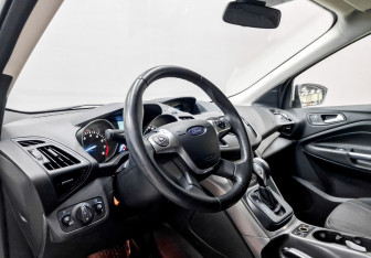 Подержанный автомобиль Ford Kuga 2015 года (17 фото)