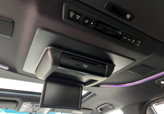 Подержанный автомобиль Toyota Alphard 2017 года (18 фото)