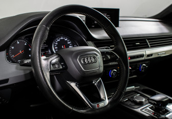 Подержанный автомобиль Audi Q7 2019 года (13 фото)