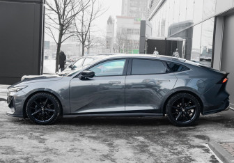 Подержанный автомобиль Changan UNI-V 2023 года (8 фото)