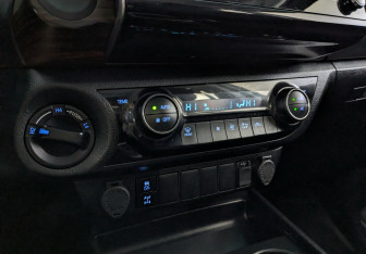 Подержанный автомобиль Toyota Hilux 2022 года (16 фото)