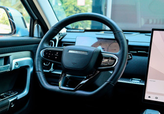 Подержанный автомобиль Jaecoo J7 2024 года (12 фото)