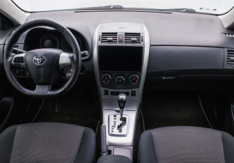 Подержанный автомобиль Toyota Corolla Sedan 2011 года (13 фото)