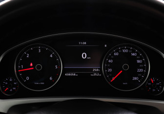 Подержанный автомобиль Volkswagen Touareg 2013 года (7 фото)