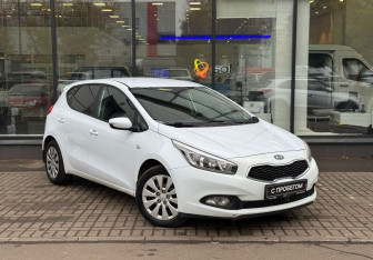 Подержанный автомобиль Kia Ceed Hatchback 2013 года (3 фото)