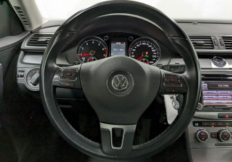 Подержанный автомобиль Volkswagen Passat Sedan 2012 года (25 фото)