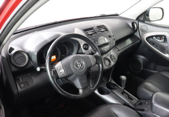 Подержанный автомобиль Toyota RAV4 2008 года (5 фото)