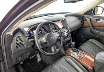 Подержанный автомобиль Infiniti QX70 2016 года (16 фото)