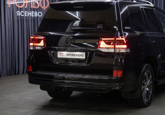 Подержанный автомобиль Toyota Land Cruiser Suv 2020 года (23 фото)