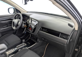 Подержанный автомобиль Mitsubishi Outlander 2018 года (11 фото)