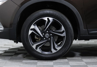 Подержанный автомобиль DongFeng AX7 2019 года (5 фото)