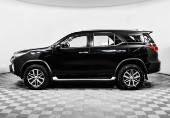 Подержанный автомобиль Toyota Fortuner 2017 года (8 фото)