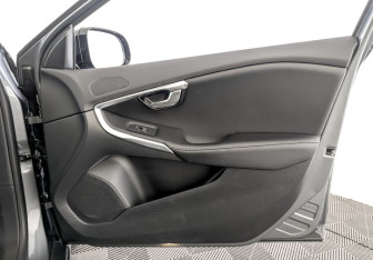 Подержанный автомобиль Volvo V40 Hatchback 2019 года (25 фото)