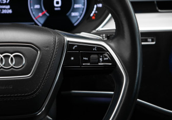 Подержанный автомобиль Audi A8 2022 года (23 фото)