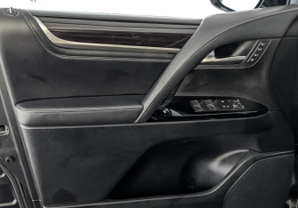 Подержанный автомобиль Lexus LX 2018 года (19 фото)