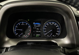 Подержанный автомобиль Toyota RAV4 2018 года (11 фото)