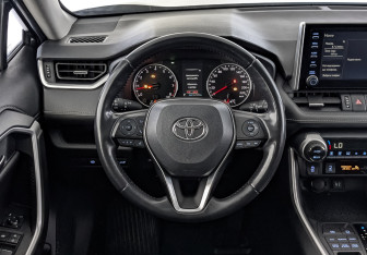 Подержанный автомобиль Toyota RAV4 2020 года (22 фото)