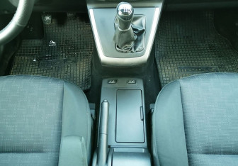 Подержанный автомобиль Mazda 5 2008 года (17 фото)