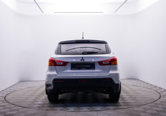Подержанный автомобиль Mitsubishi ASX 2011 года (6 фото)