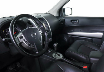 Подержанный автомобиль Nissan X-Trail 2013 года (10 фото)