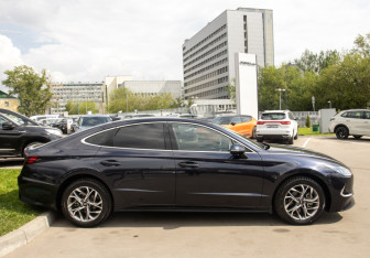 Подержанный автомобиль Hyundai Sonata 2021 года (3 фото)