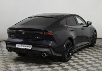 Подержанный автомобиль Changan UNI-V 2024 года (5 фото)