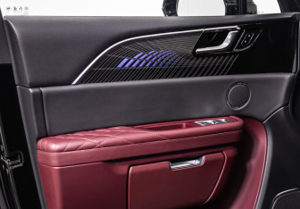 Подержанный автомобиль Hongqi E-HS9 2021 года (28 фото)