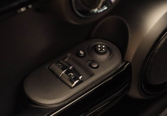 Подержанный автомобиль MINI Hatch 2021 года (17 фото)