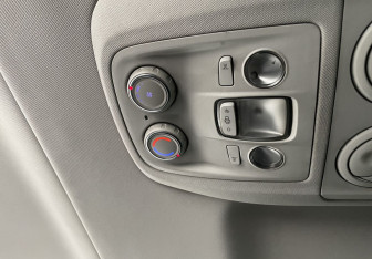 Подержанный автомобиль Peugeot Traveller 2018 года (16 фото)