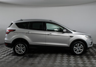 Подержанный автомобиль Ford Kuga 2017 года (4 фото)